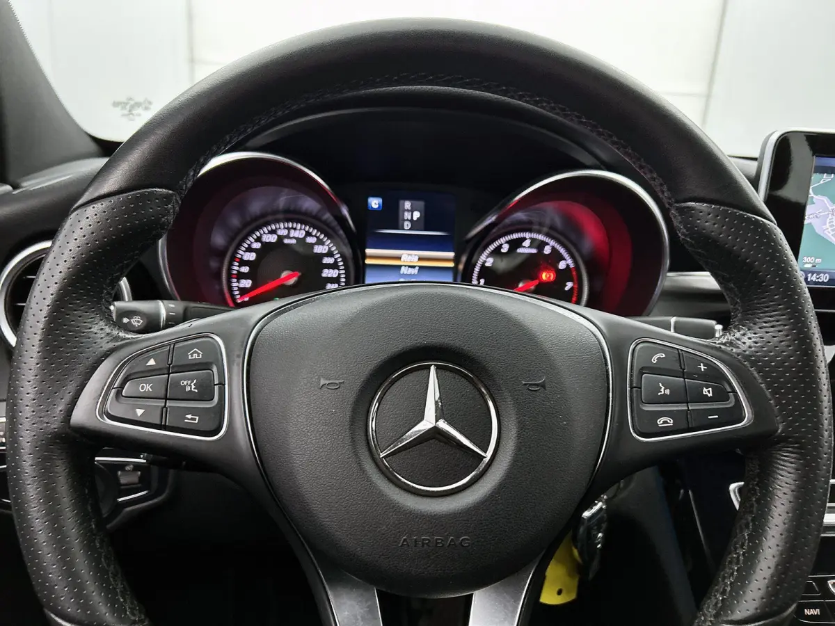180 Premium | ACHTERUITRIJCAMERA | STOELVERWARMING | TREKHAAK | NAVIGATIE | PARKEERSENSOREN | LED VERLICHTING | CRUISE CONTROL | BLUETOOTH | DYNAMIC SELECT | DODEHOEKSENSOREN | SFEERVERLICHT