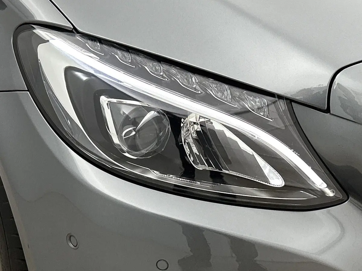180 Premium | ACHTERUITRIJCAMERA | STOELVERWARMING | TREKHAAK | NAVIGATIE | PARKEERSENSOREN | LED VERLICHTING | CRUISE CONTROL | BLUETOOTH | DYNAMIC SELECT | DODEHOEKSENSOREN | SFEERVERLICHT