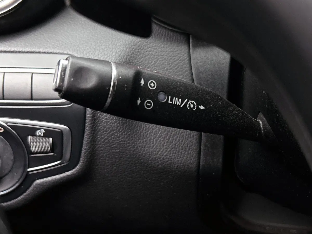 180 Premium | ACHTERUITRIJCAMERA | STOELVERWARMING | TREKHAAK | NAVIGATIE | PARKEERSENSOREN | LED VERLICHTING | CRUISE CONTROL | BLUETOOTH | DYNAMIC SELECT | DODEHOEKSENSOREN | SFEERVERLICHT