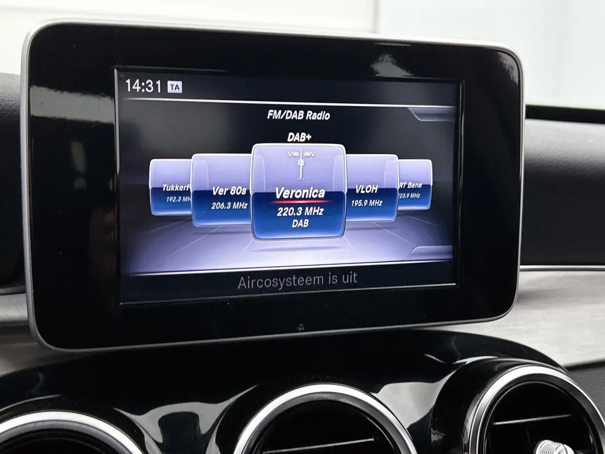 180 Premium | ACHTERUITRIJCAMERA | STOELVERWARMING | TREKHAAK | NAVIGATIE | PARKEERSENSOREN | LED VERLICHTING | CRUISE CONTROL | BLUETOOTH | DYNAMIC SELECT | DODEHOEKSENSOREN | SFEERVERLICHT