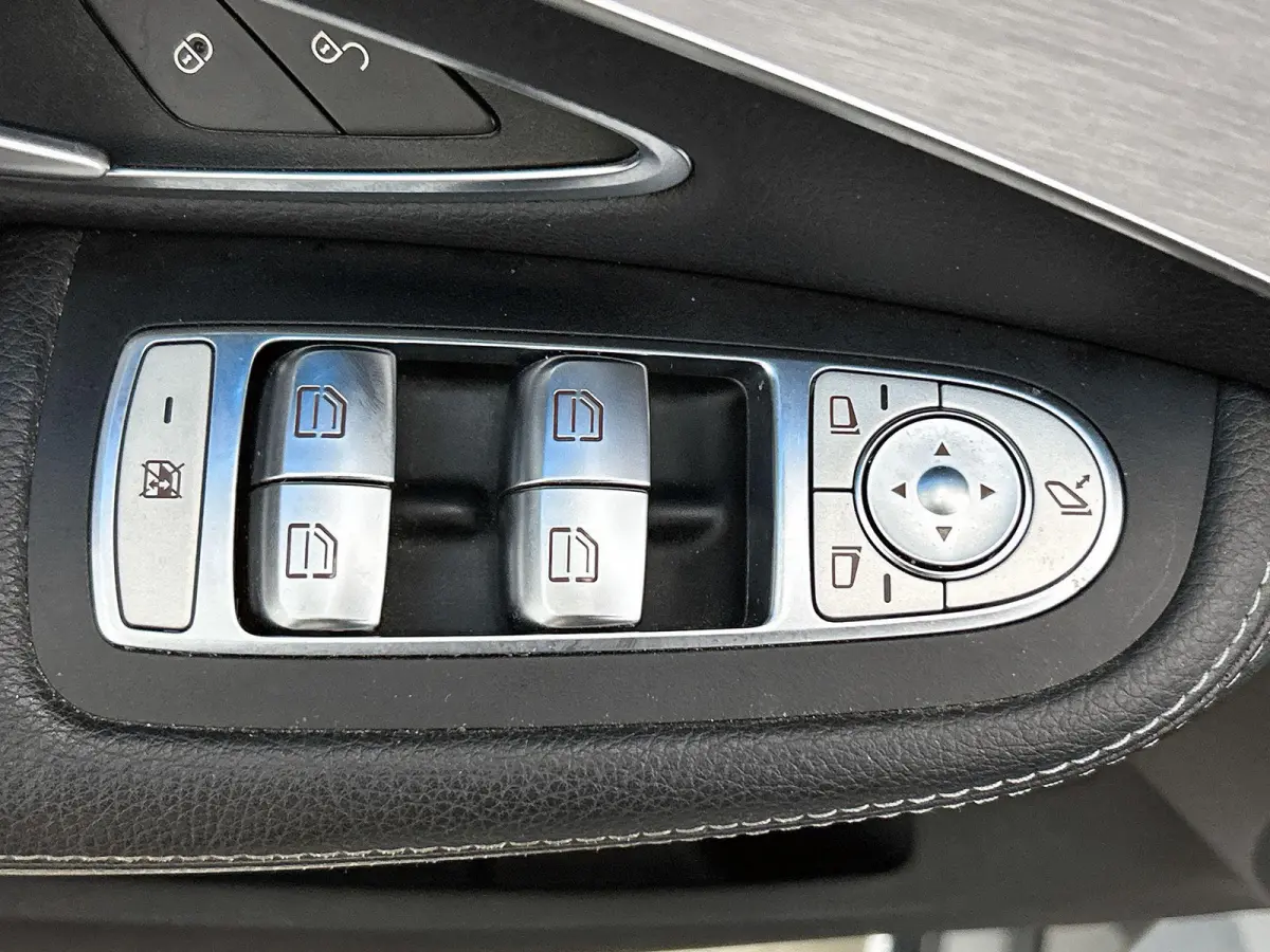 180 Premium | ACHTERUITRIJCAMERA | STOELVERWARMING | TREKHAAK | NAVIGATIE | PARKEERSENSOREN | LED VERLICHTING | CRUISE CONTROL | BLUETOOTH | DYNAMIC SELECT | DODEHOEKSENSOREN | SFEERVERLICHT