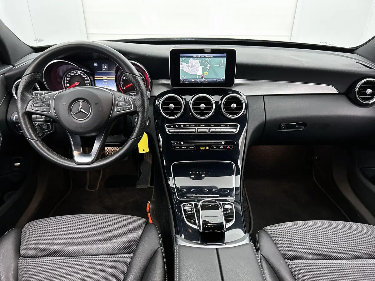 180 Premium | ACHTERUITRIJCAMERA | STOELVERWARMING | TREKHAAK | NAVIGATIE | PARKEERSENSOREN | LED VERLICHTING | CRUISE CONTROL | BLUETOOTH | DYNAMIC SELECT | DODEHOEKSENSOREN | SFEERVERLICHT