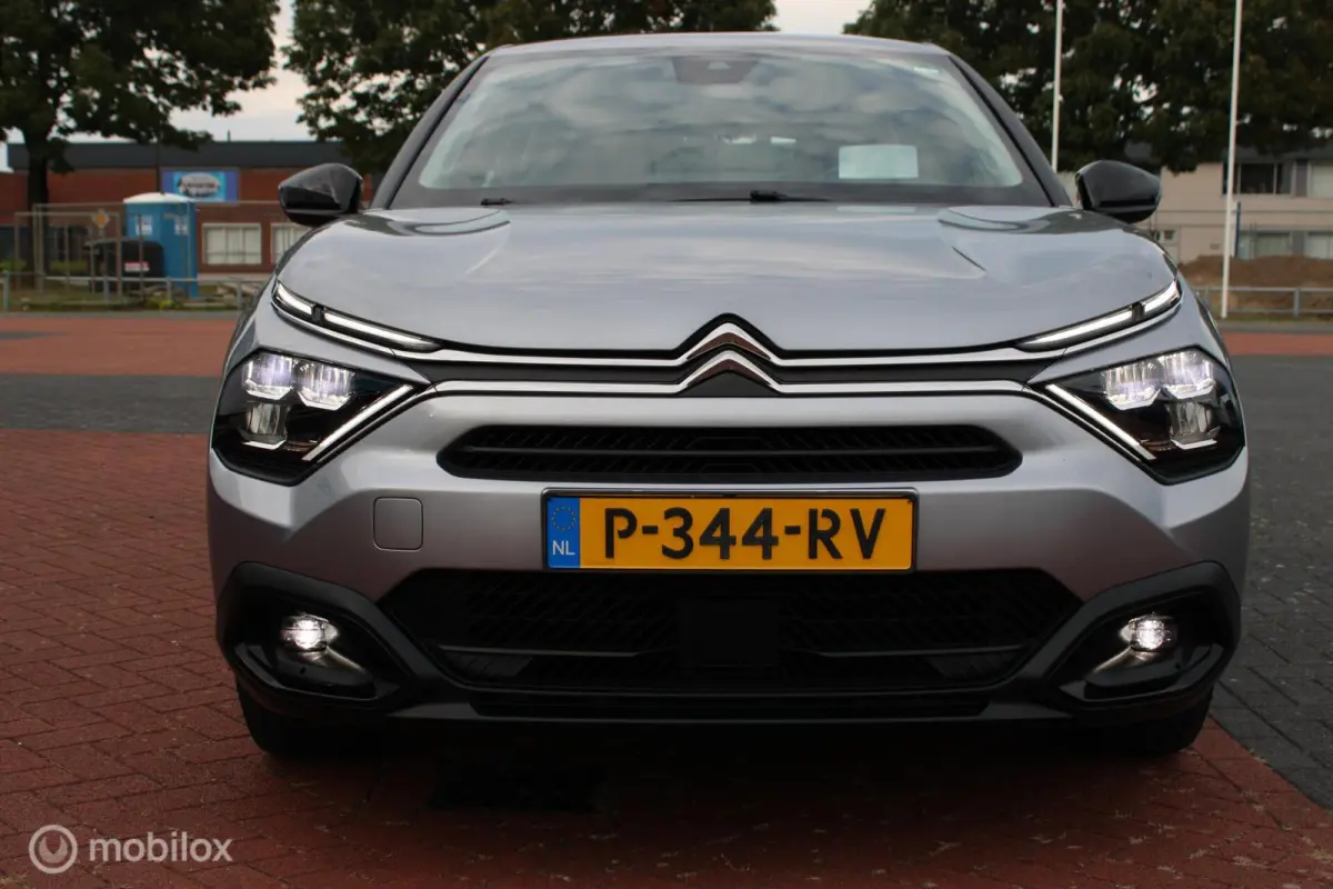 Feel Pack 50 kWh, Head-up display, Half leer/stof, Navi, App connect, Cruise, Clima, Pdc + Camera, Full Led verlichting
