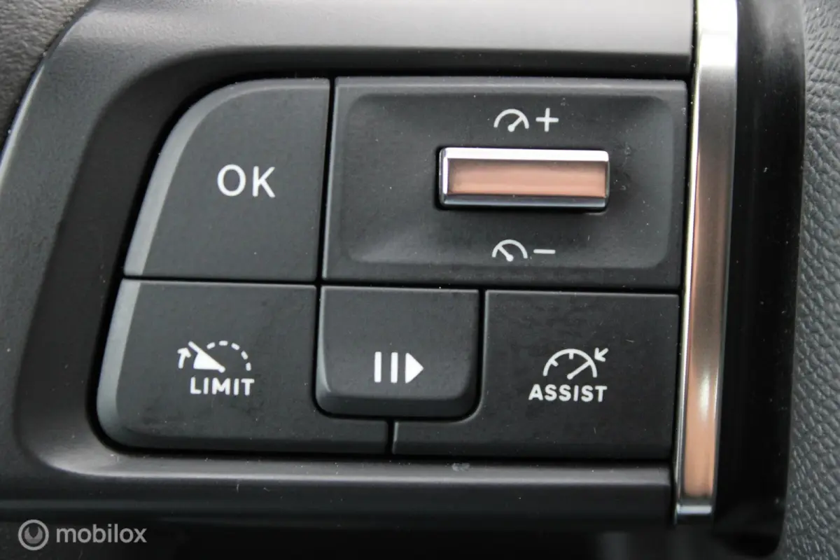 Feel Pack 50 kWh, Head-up display, Half leer/stof, Navi, App connect, Cruise, Clima, Pdc + Camera, Full Led verlichting