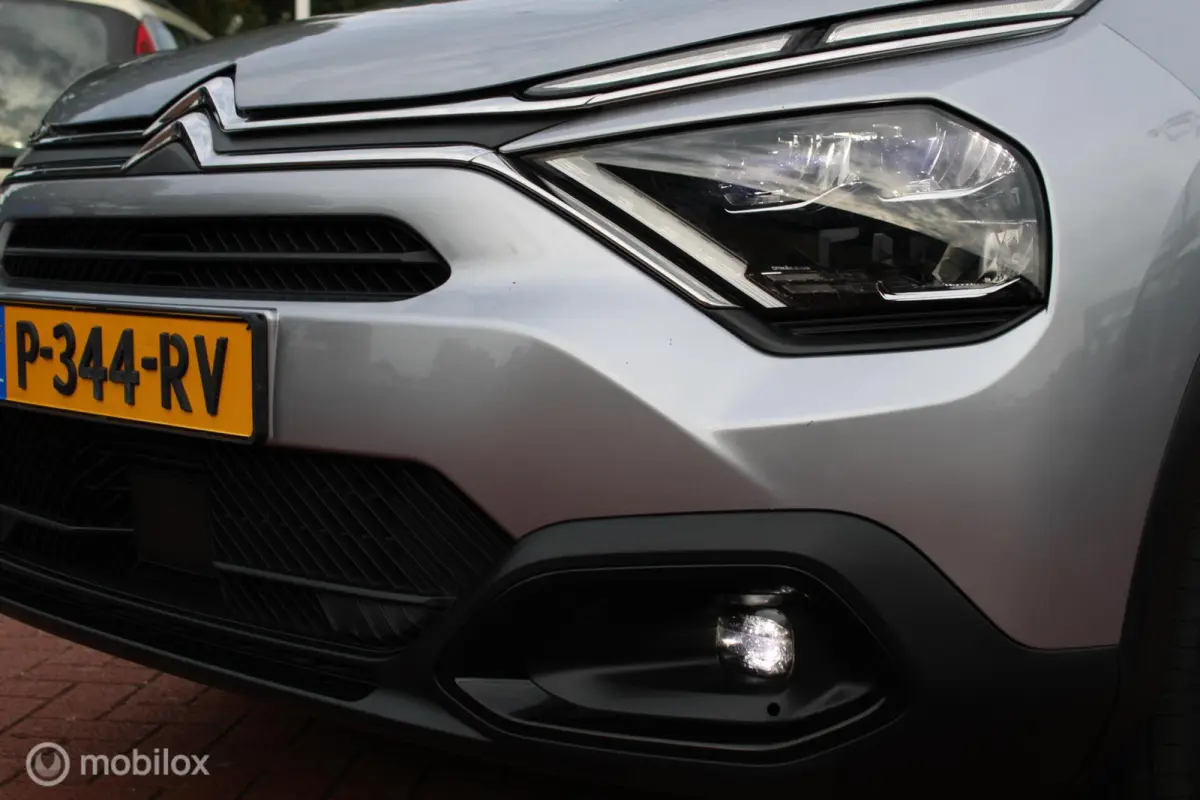 Feel Pack 50 kWh, Head-up display, Half leer/stof, Navi, App connect, Cruise, Clima, Pdc + Camera, Full Led verlichting