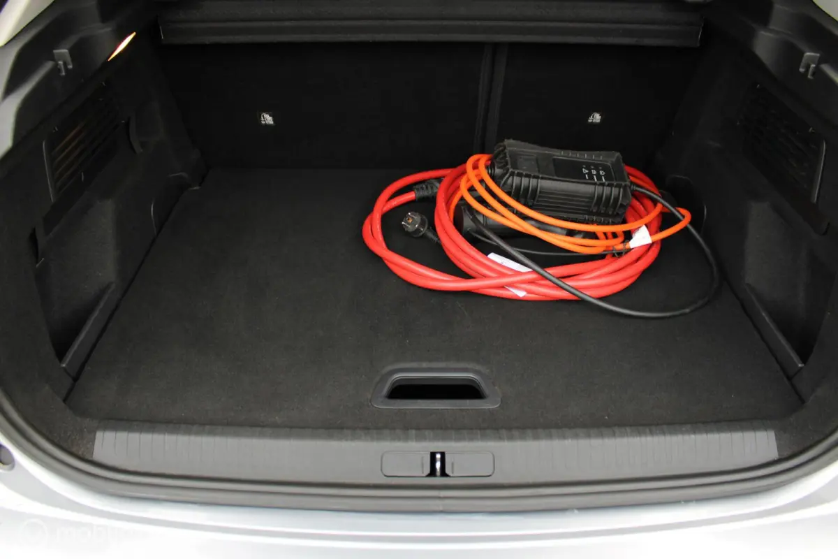 Feel Pack 50 kWh, Head-up display, Half leer/stof, Navi, App connect, Cruise, Clima, Pdc + Camera, Full Led verlichting