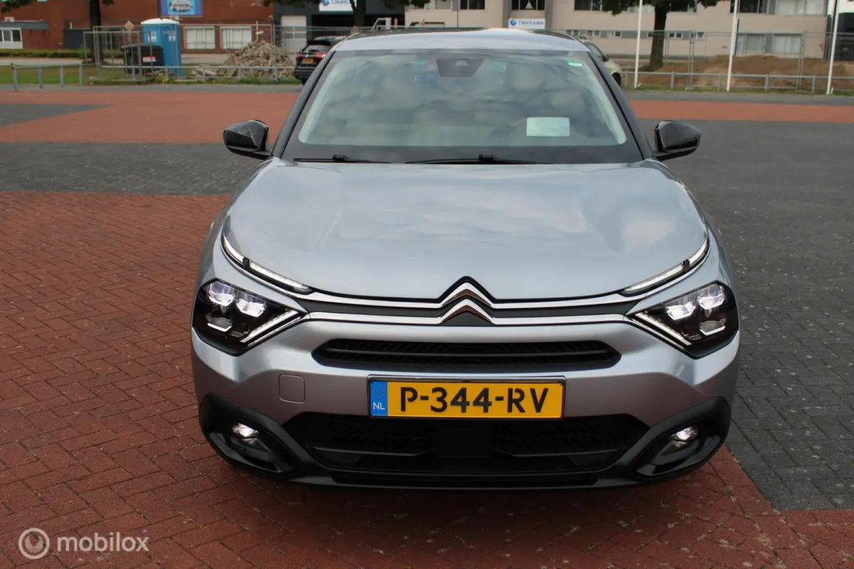 Feel Pack 50 kWh, Head-up display, Half leer/stof, Navi, App connect, Cruise, Clima, Pdc + Camera, Full Led verlichting