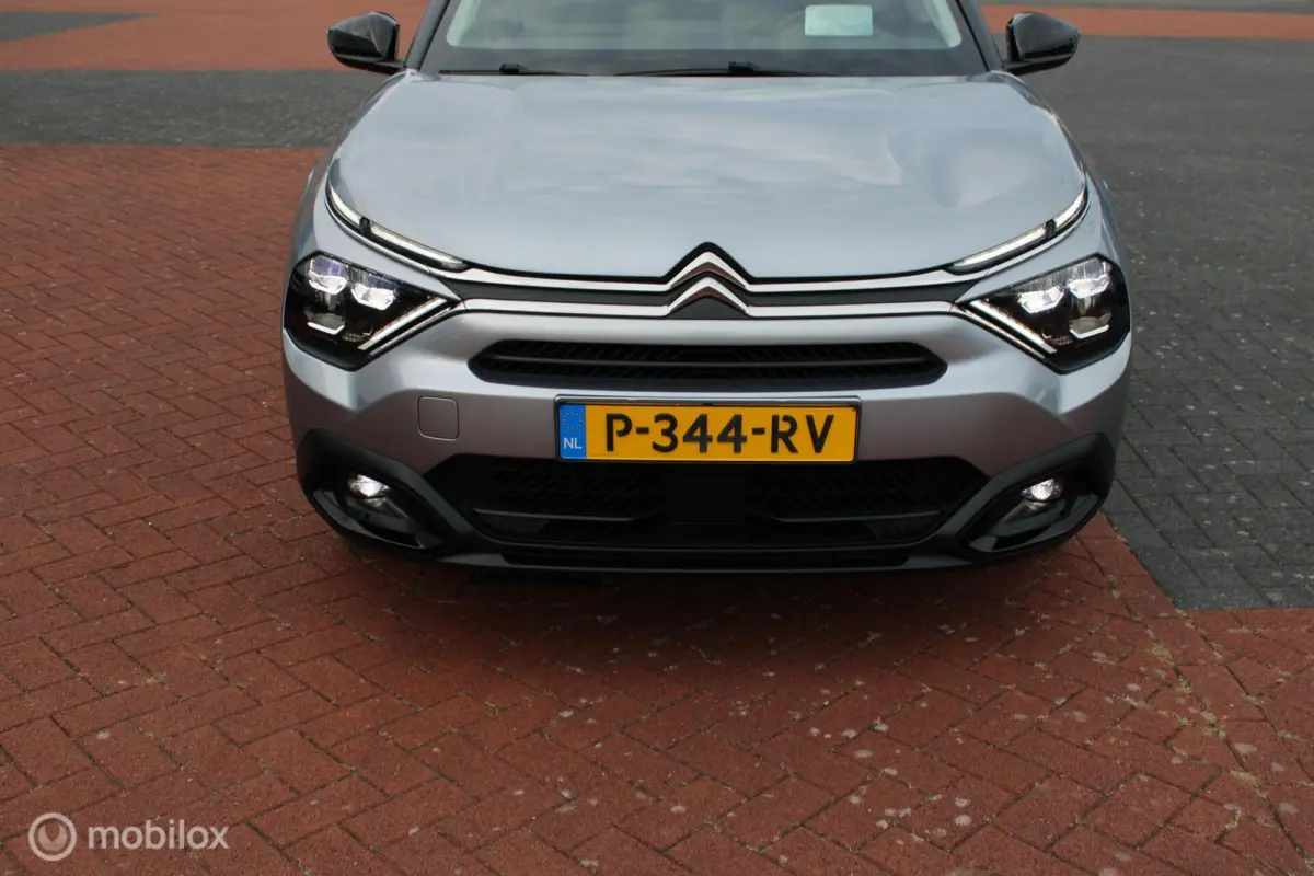 Feel Pack 50 kWh, Head-up display, Half leer/stof, Navi, App connect, Cruise, Clima, Pdc + Camera, Full Led verlichting