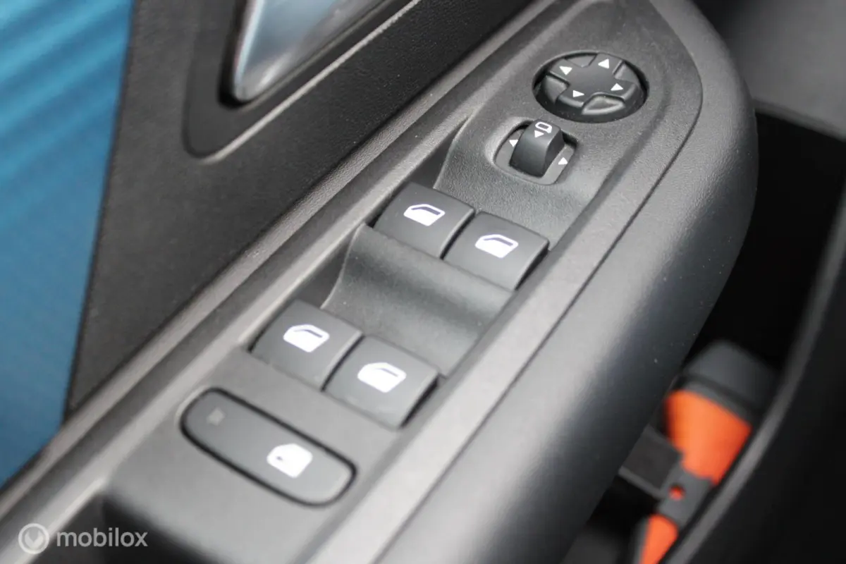 Feel Pack 50 kWh, Head-up display, Half leer/stof, Navi, App connect, Cruise, Clima, Pdc + Camera, Full Led verlichting