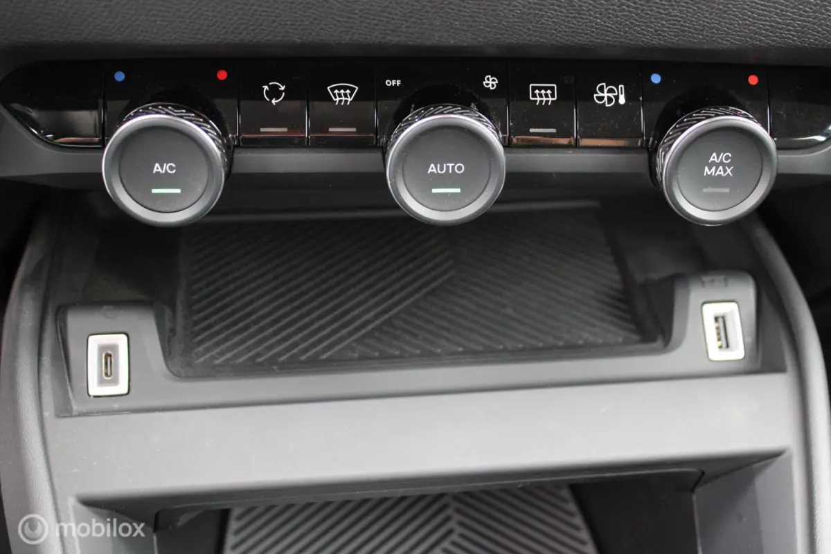 Feel Pack 50 kWh, Head-up display, Half leer/stof, Navi, App connect, Cruise, Clima, Pdc + Camera, Full Led verlichting