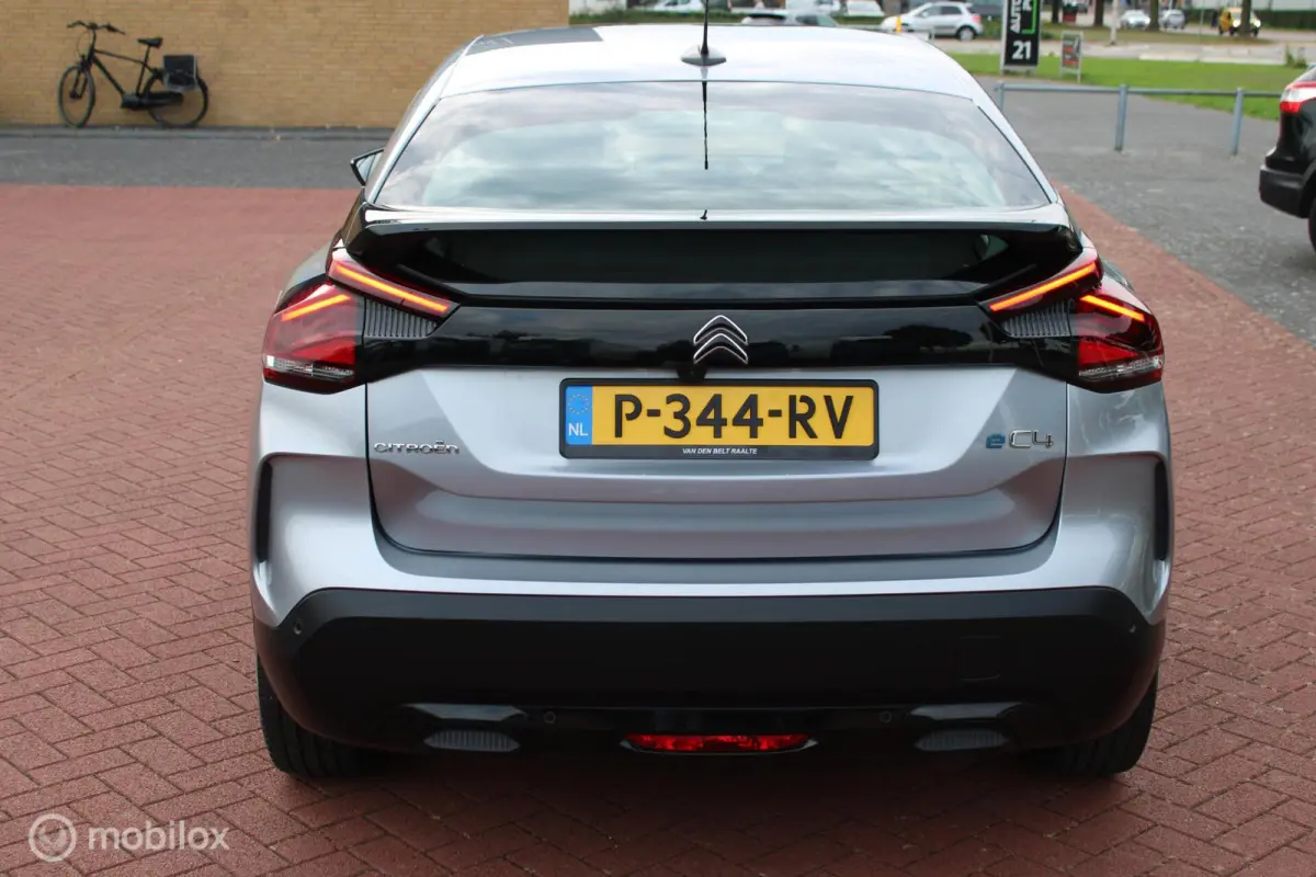 Feel Pack 50 kWh, Head-up display, Half leer/stof, Navi, App connect, Cruise, Clima, Pdc + Camera, Full Led verlichting