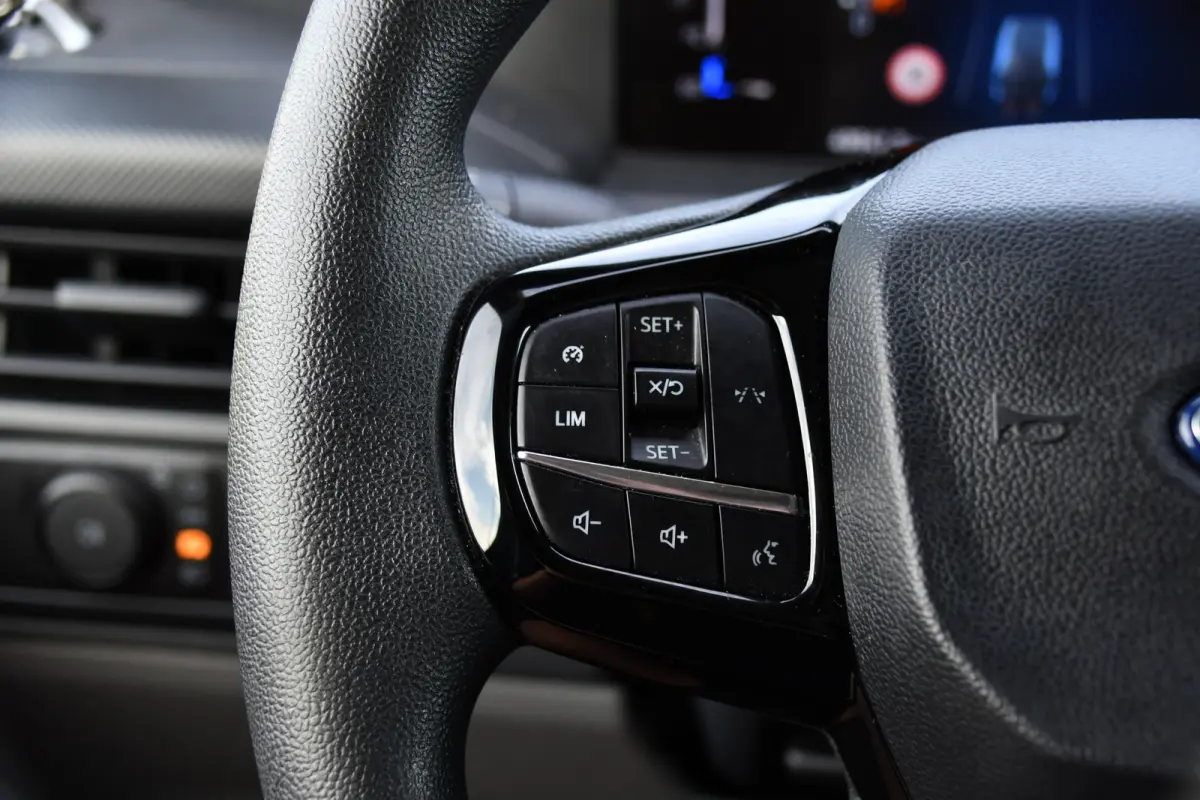 300 2.0 TDCI L1H1 Black Edition Cruise, Camera, Carplay, LED, 136pk, Automaat, NAVI, Airco, Multimedia, Uniek!