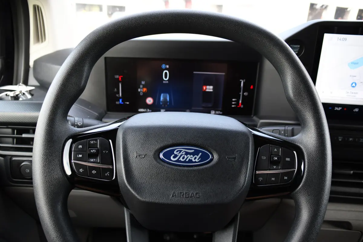 300 2.0 TDCI L1H1 Black Edition Cruise, Camera, Carplay, LED, 136pk, Automaat, NAVI, Airco, Multimedia, Uniek!