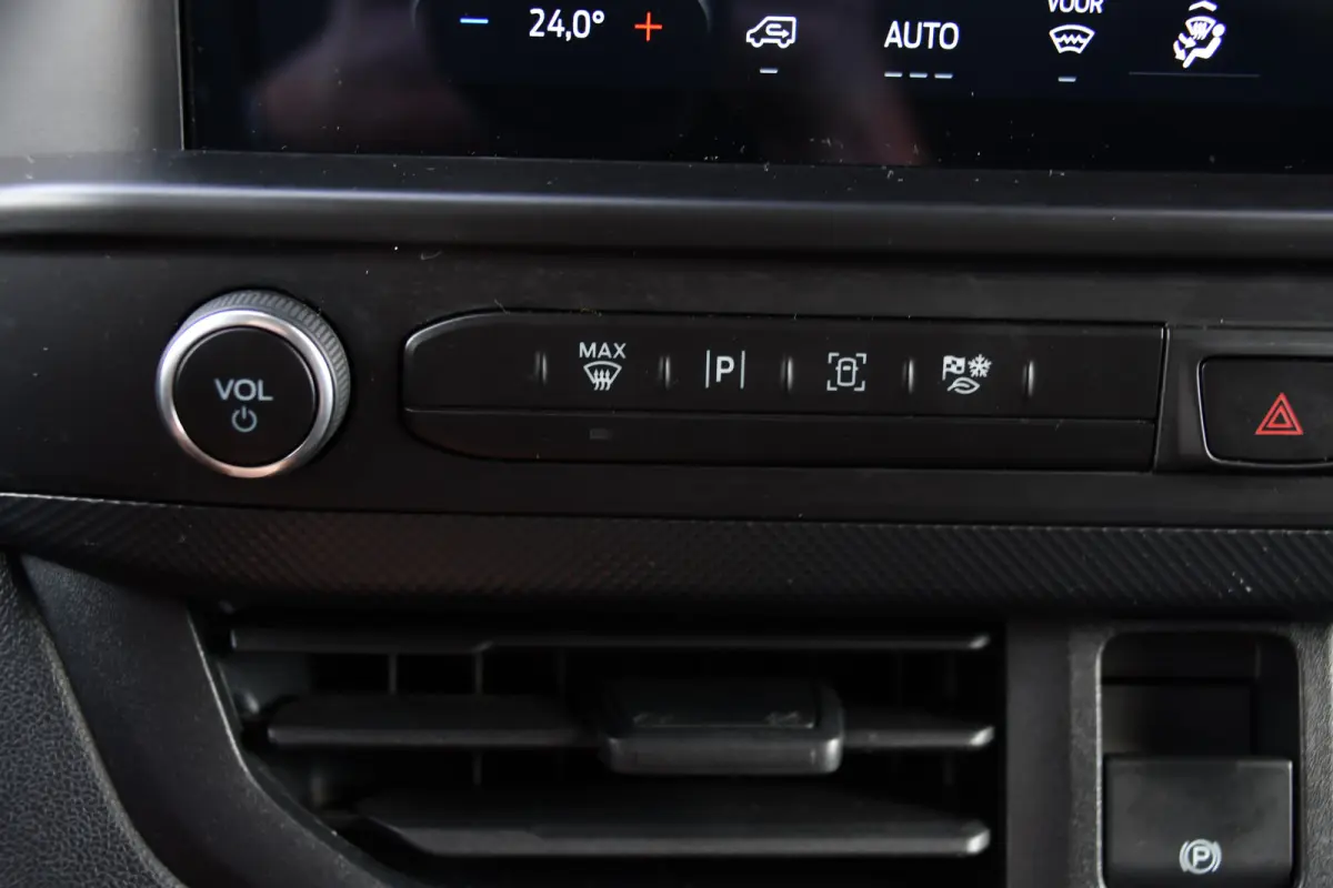 300 2.0 TDCI L1H1 Black Edition Cruise, Camera, Carplay, LED, 136pk, Automaat, NAVI, Airco, Multimedia, Uniek!