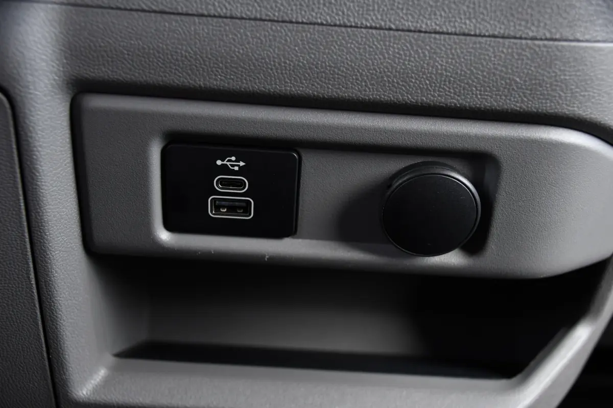 300 2.0 TDCI L1H1 Black Edition Cruise, Camera, Carplay, LED, 136pk, Automaat, NAVI, Airco, Multimedia, Uniek!