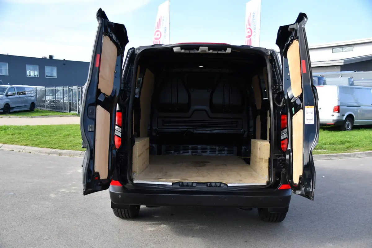 300 2.0 TDCI L1H1 Black Edition Cruise, Camera, Carplay, LED, 136pk, Automaat, NAVI, Airco, Multimedia, Uniek!