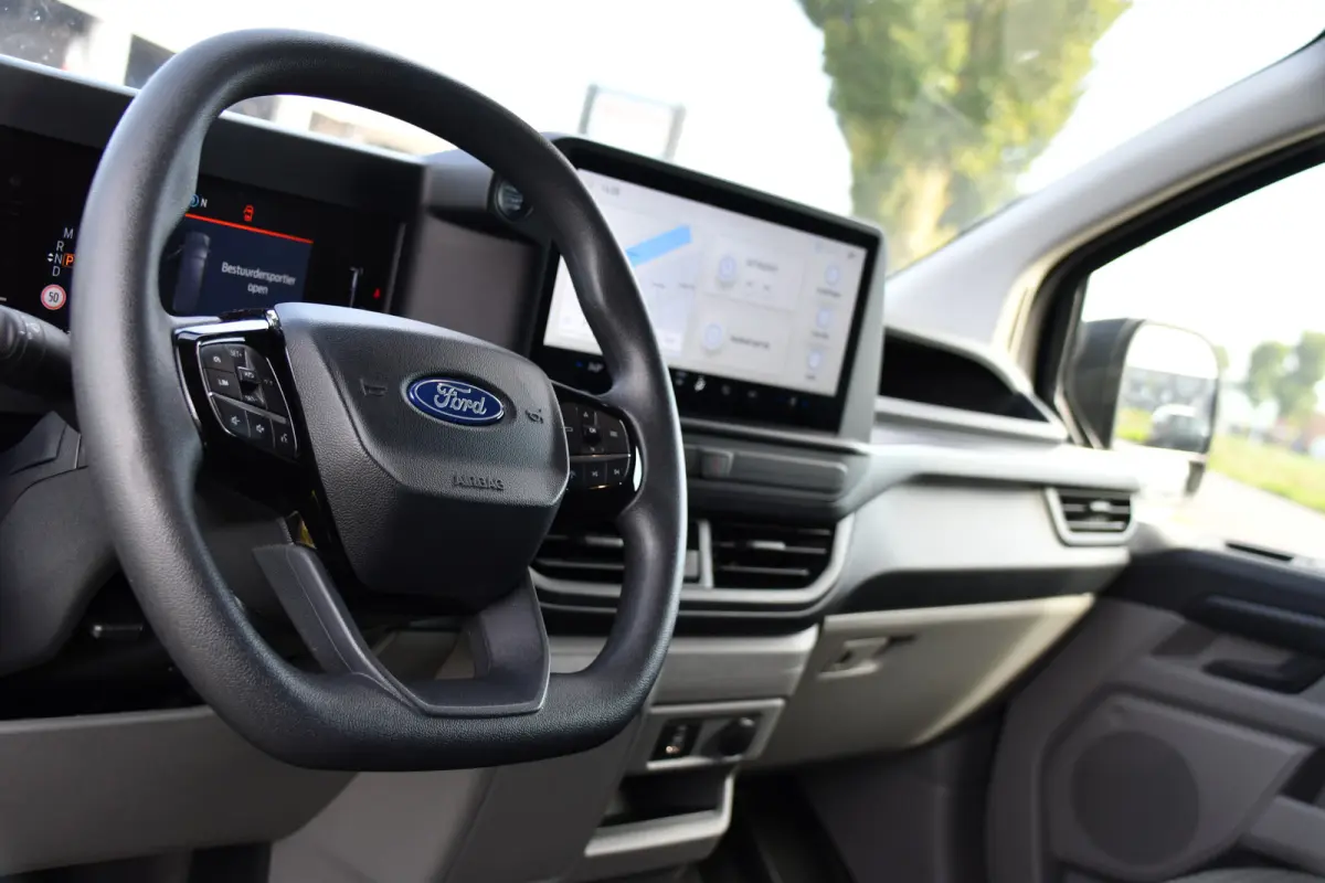 300 2.0 TDCI L1H1 Black Edition Cruise, Camera, Carplay, LED, 136pk, Automaat, NAVI, Airco, Multimedia, Uniek!