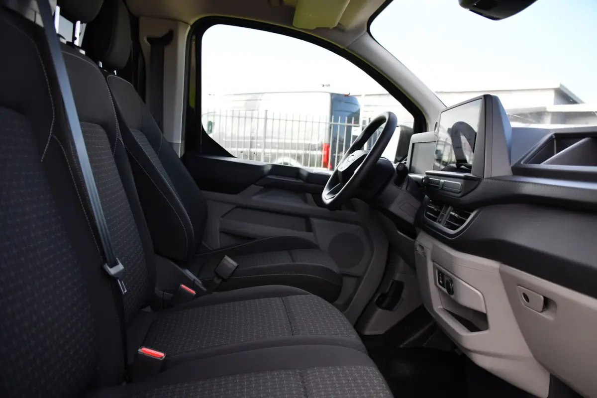 300 2.0 TDCI L1H1 Black Edition Cruise, Camera, Carplay, LED, 136pk, Automaat, NAVI, Airco, Multimedia, Uniek!