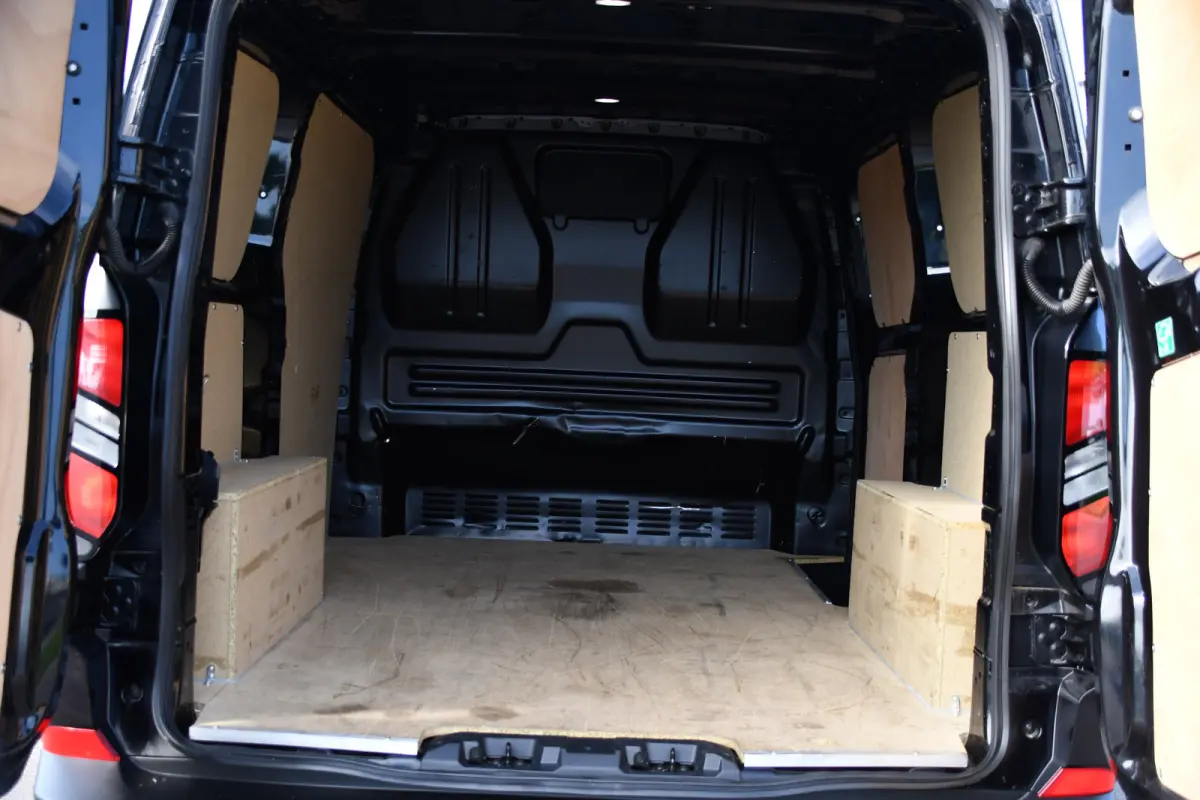 300 2.0 TDCI L1H1 Black Edition Cruise, Camera, Carplay, LED, 136pk, Automaat, NAVI, Airco, Multimedia, Uniek!
