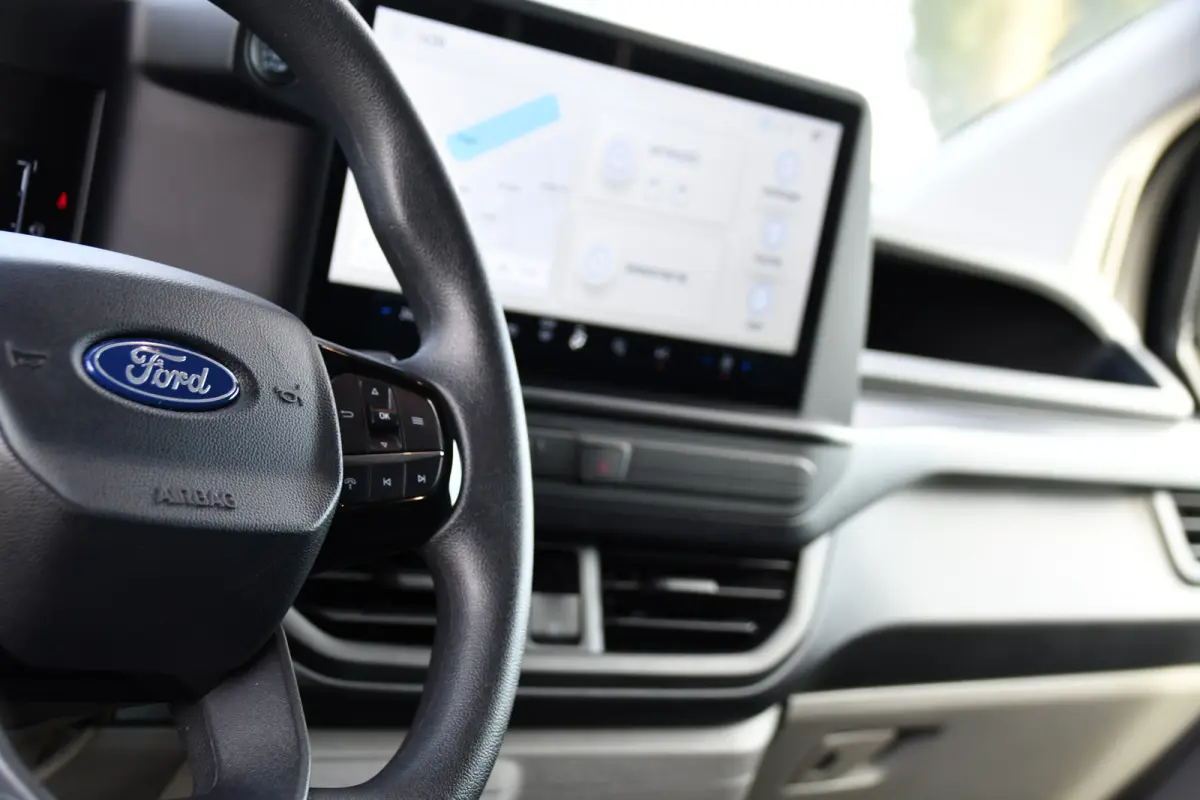 300 2.0 TDCI L1H1 Black Edition Cruise, Camera, Carplay, LED, 136pk, Automaat, NAVI, Airco, Multimedia, Uniek!