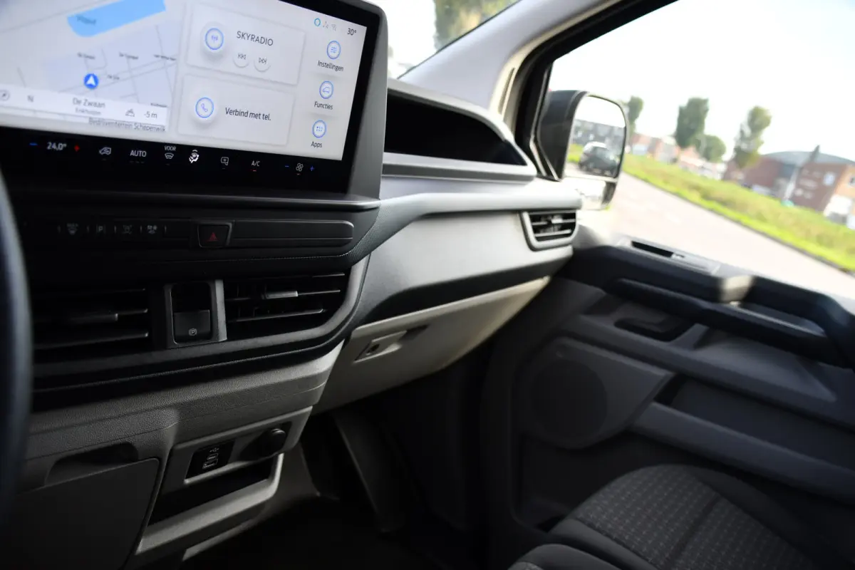 300 2.0 TDCI L1H1 Black Edition Cruise, Camera, Carplay, LED, 136pk, Automaat, NAVI, Airco, Multimedia, Uniek!