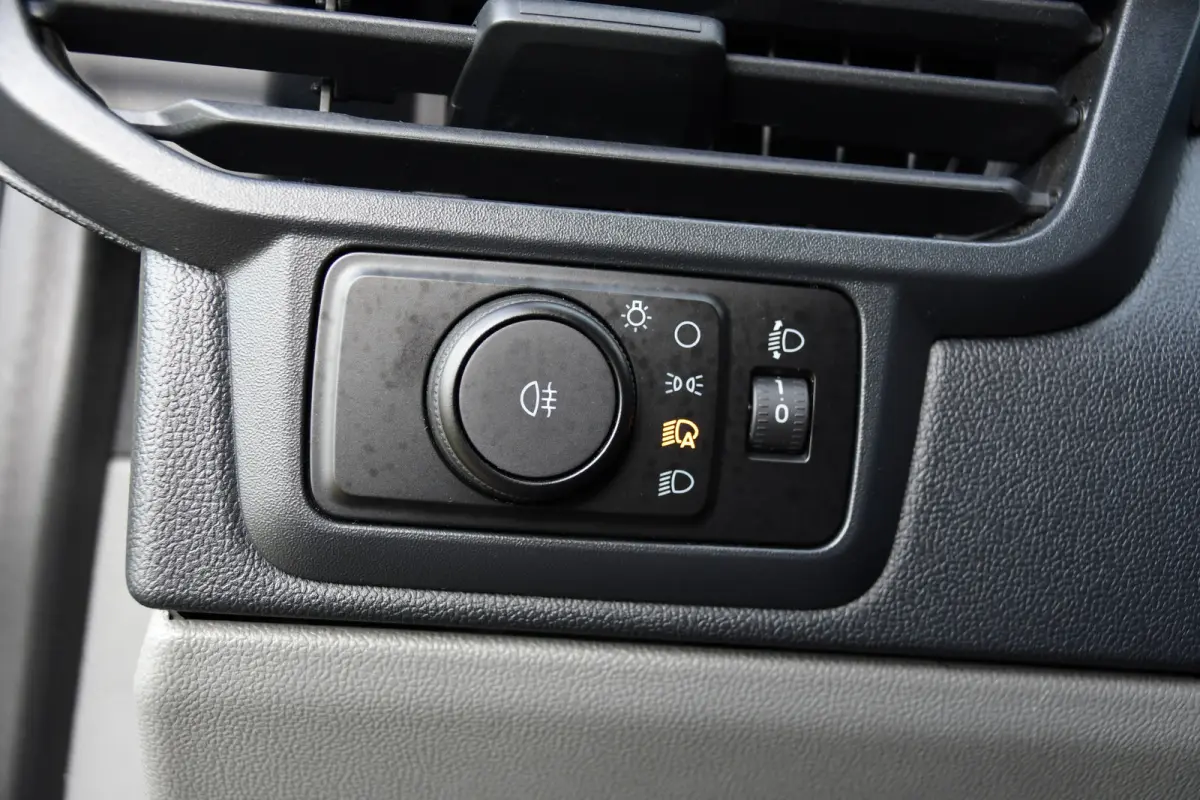300 2.0 TDCI L1H1 Black Edition Cruise, Camera, Carplay, LED, 136pk, Automaat, NAVI, Airco, Multimedia, Uniek!