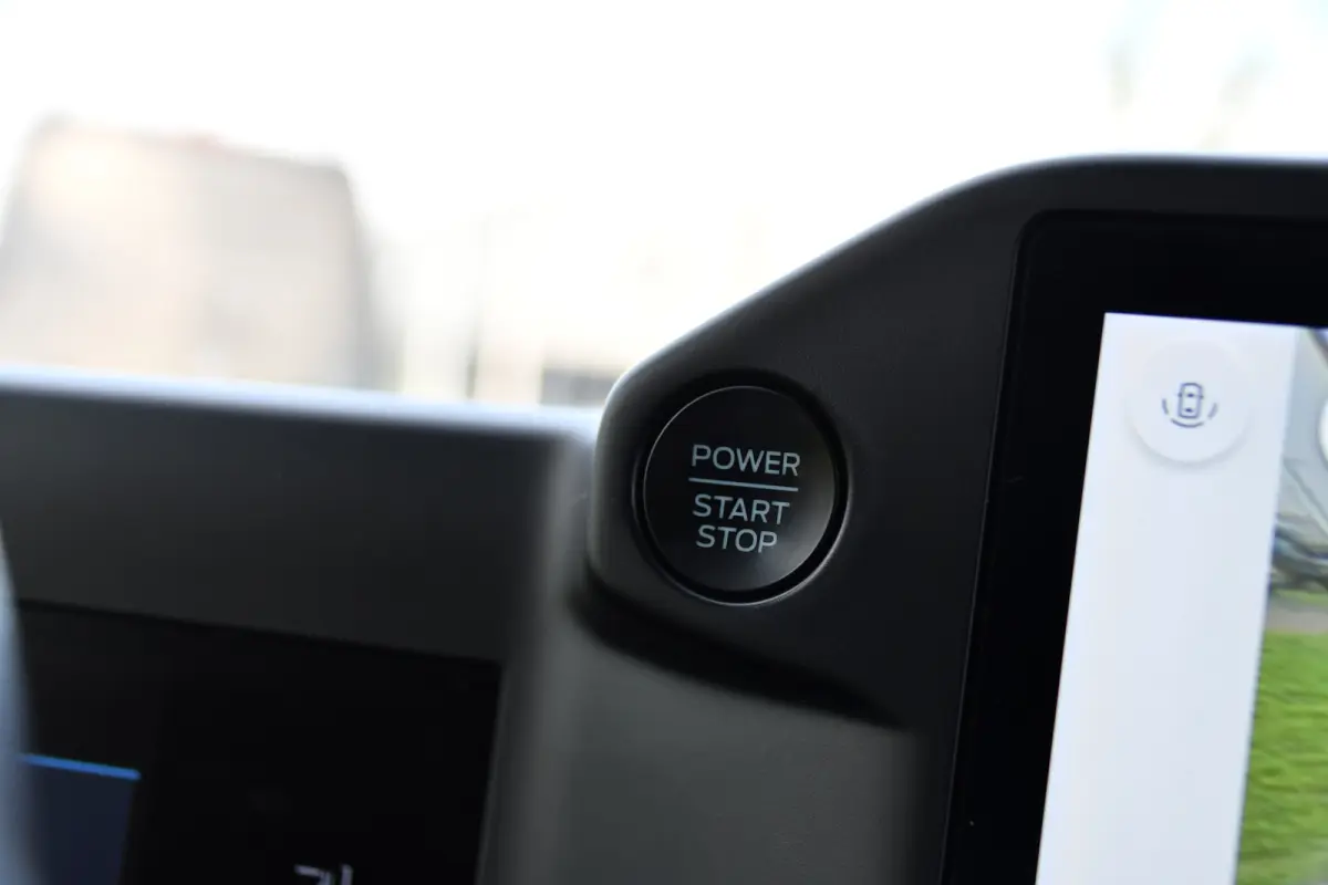 300 2.0 TDCI L1H1 Black Edition Cruise, Camera, Carplay, LED, 136pk, Automaat, NAVI, Airco, Multimedia, Uniek!