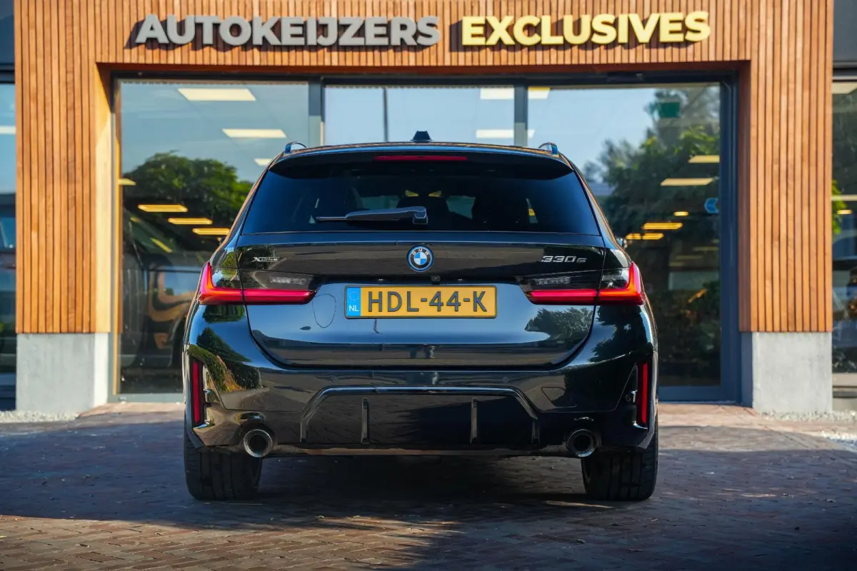 330e xDrive M Pakket Panoramadak HUD Camera ACC Harman Kardon