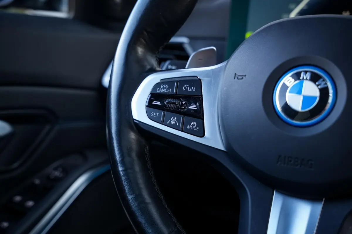 330e xDrive M Pakket Panoramadak HUD Camera ACC Harman Kardon