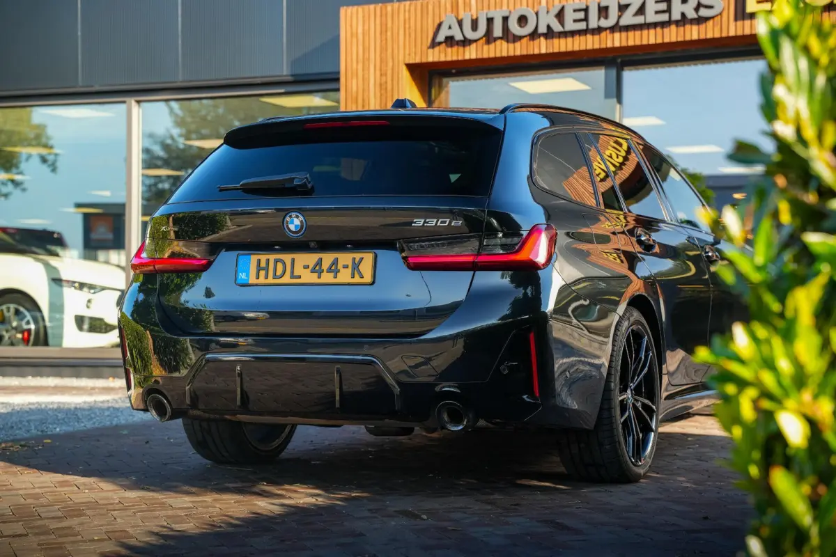 330e xDrive M Pakket Panoramadak HUD Camera ACC Harman Kardon