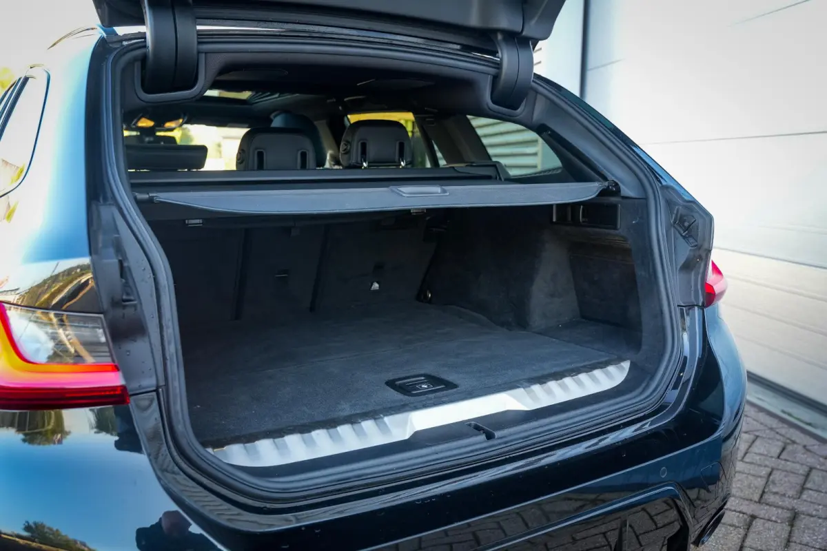 330e xDrive M Pakket Panoramadak HUD Camera ACC Harman Kardon
