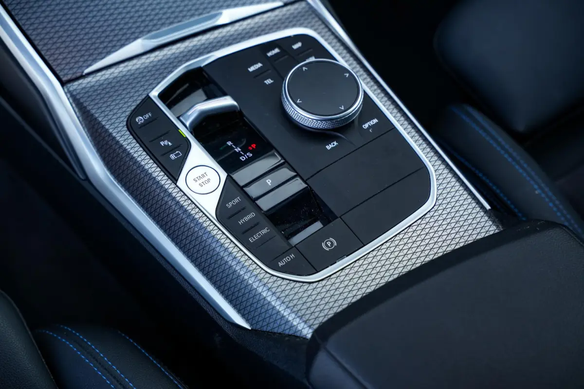 330e xDrive M Pakket Panoramadak HUD Camera ACC Harman Kardon