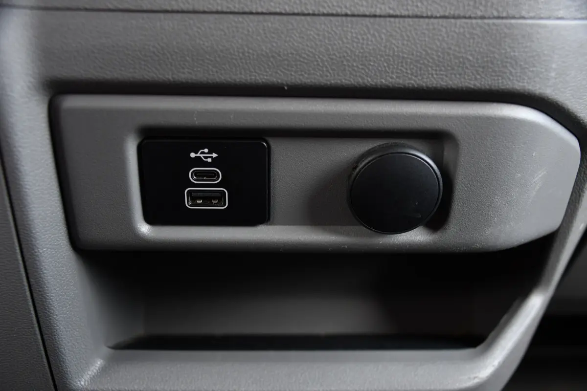 300 2.0 TDCI L1H1 Limited PB Edition Camera, Cruise, Carplay, LED, Stoelverwarming, 136pk, Automaat, Trekhaak, Multimedia, Uniek!