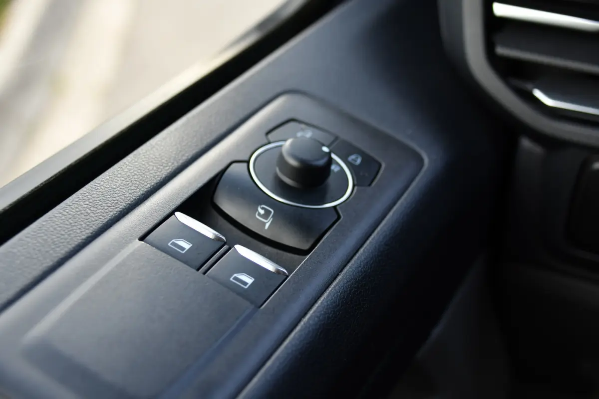 300 2.0 TDCI L1H1 Limited PB Edition Camera, Cruise, Carplay, LED, Stoelverwarming, 136pk, Automaat, Trekhaak, Multimedia, Uniek!