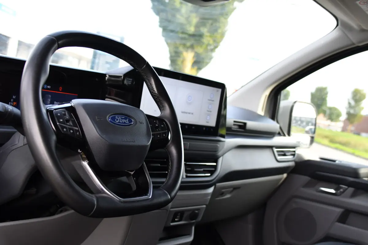 300 2.0 TDCI L1H1 Limited PB Edition Camera, Cruise, Carplay, LED, Stoelverwarming, 136pk, Automaat, Trekhaak, Multimedia, Uniek!