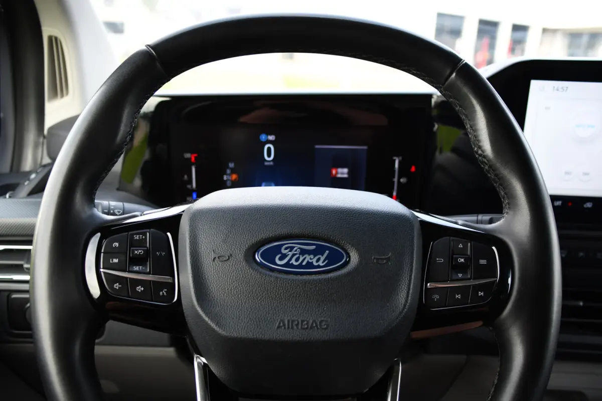 300 2.0 TDCI L1H1 Limited PB Edition Camera, Cruise, Carplay, LED, Stoelverwarming, 136pk, Automaat, Trekhaak, Multimedia, Uniek!