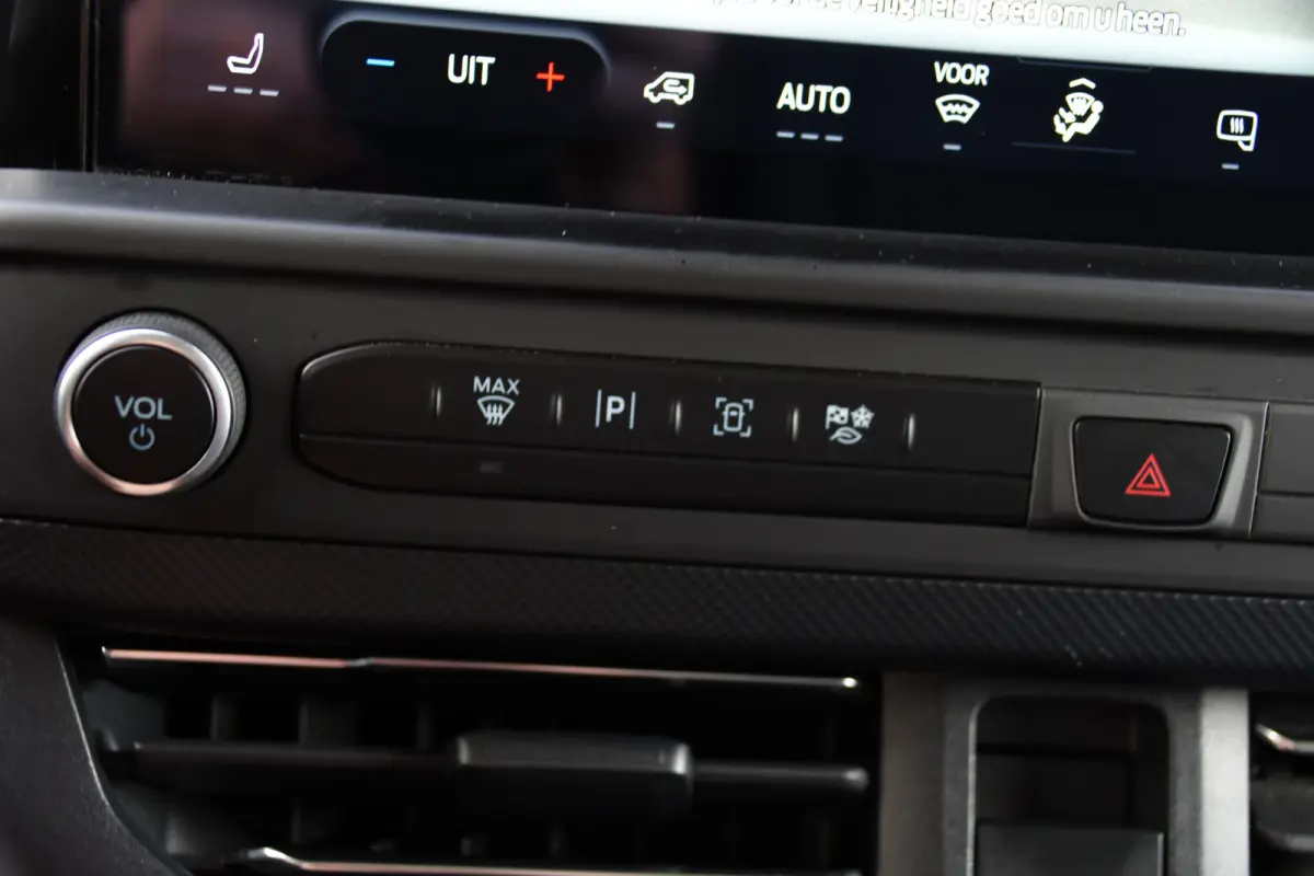 300 2.0 TDCI L1H1 Limited PB Edition Camera, Cruise, Carplay, LED, Stoelverwarming, 136pk, Automaat, Trekhaak, Multimedia, Uniek!