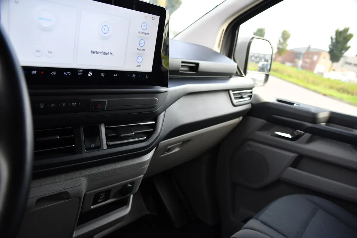 300 2.0 TDCI L1H1 Limited PB Edition Camera, Cruise, Carplay, LED, Stoelverwarming, 136pk, Automaat, Trekhaak, Multimedia, Uniek!