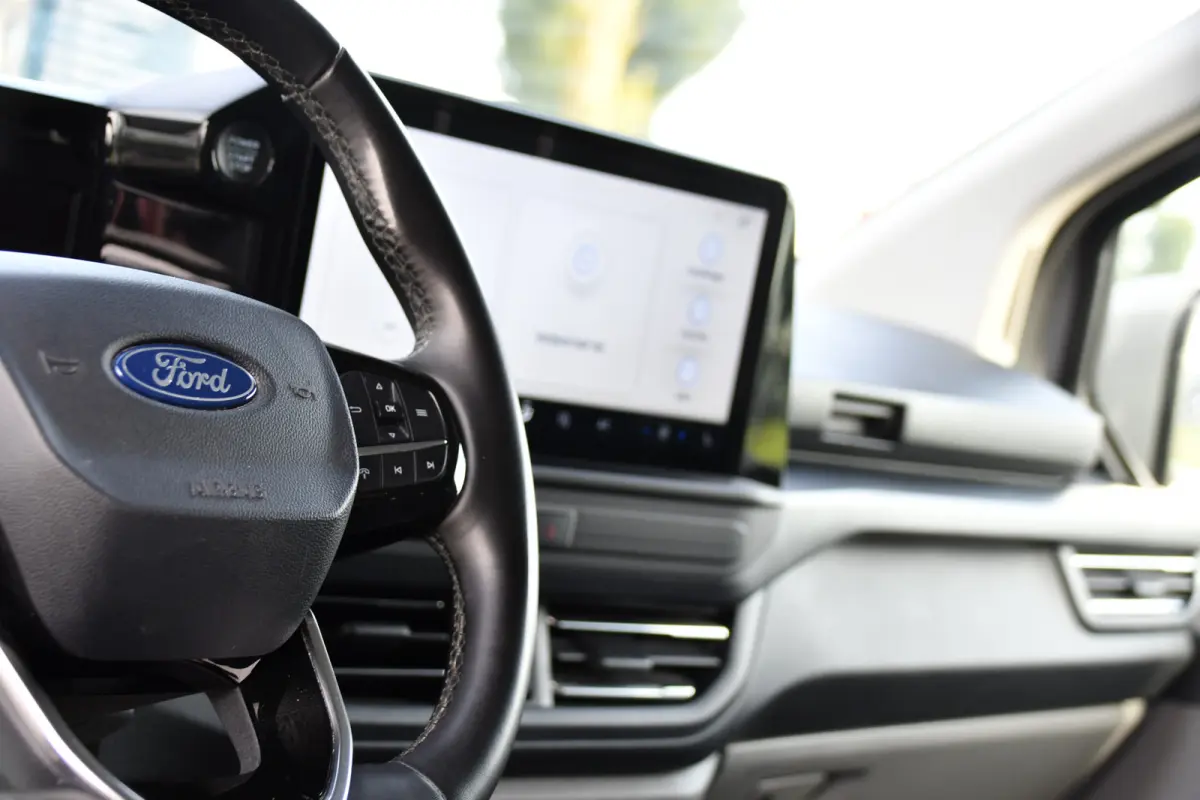 300 2.0 TDCI L1H1 Limited PB Edition Camera, Cruise, Carplay, LED, Stoelverwarming, 136pk, Automaat, Trekhaak, Multimedia, Uniek!