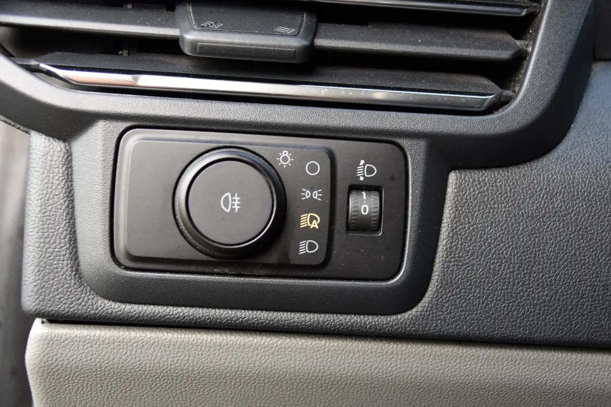 300 2.0 TDCI L1H1 Limited PB Edition Camera, Cruise, Carplay, LED, Stoelverwarming, 136pk, Automaat, Trekhaak, Multimedia, Uniek!