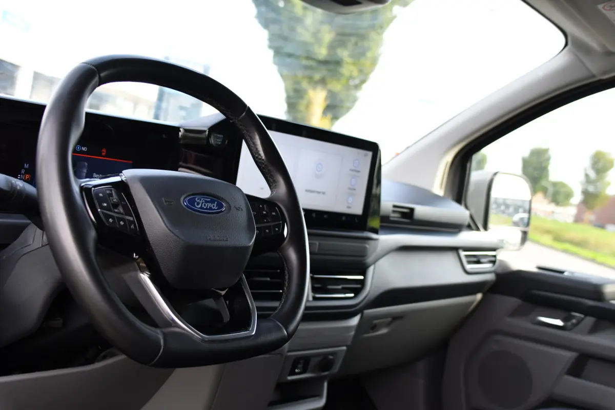 300 2.0 TDCI L1H1 Limited PB Edition Camera, Cruise, Carplay, LED, Stoelverwarming, 136pk, Automaat, Trekhaak, Multimedia, Uniek!