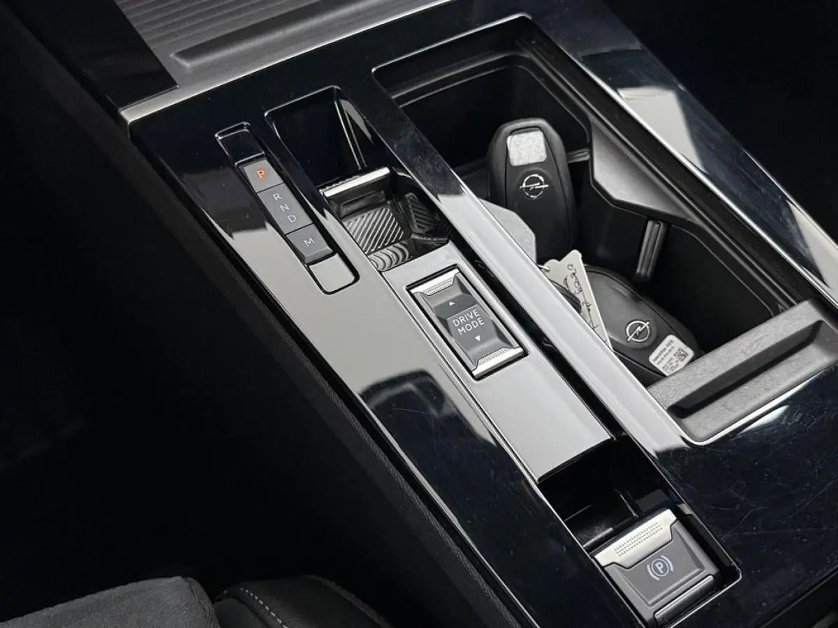 1.2 Turbo 145pk Hybrid GS Pano/Alcantara/Hud/Led 36.Camera/Winterpakket/AGR.el.verstelbaar/Led.Matrix/Ad.Cruise