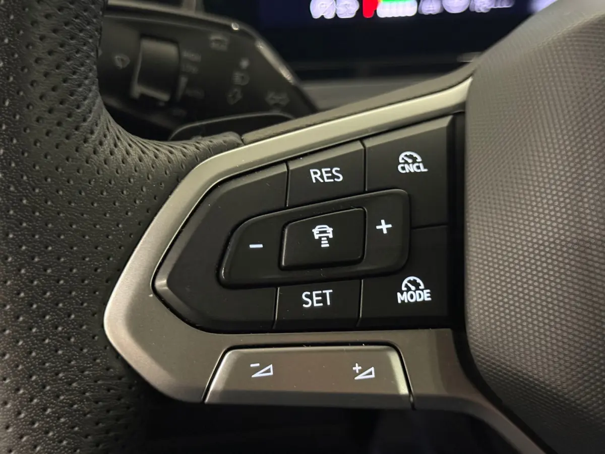 1.5 eHybrid R-Line Pano Massage 360 Trekhaak Blackpack