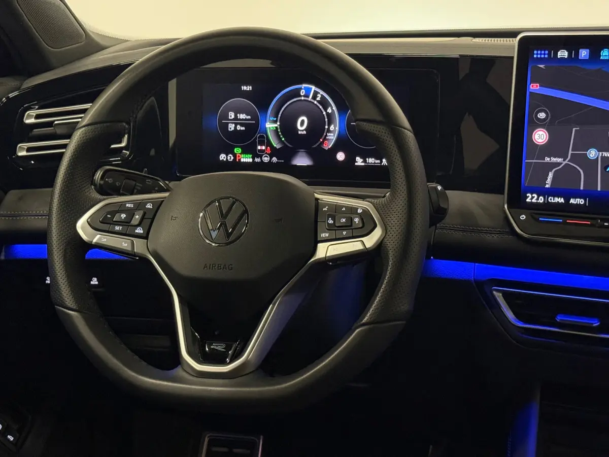 1.5 eHybrid R-Line Pano Massage 360 Trekhaak Blackpack