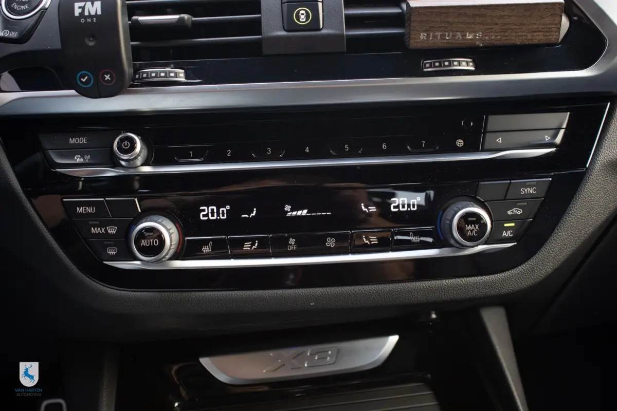 xDrive30i High Executive M Sport / Harmann Kardon / Apple carplay