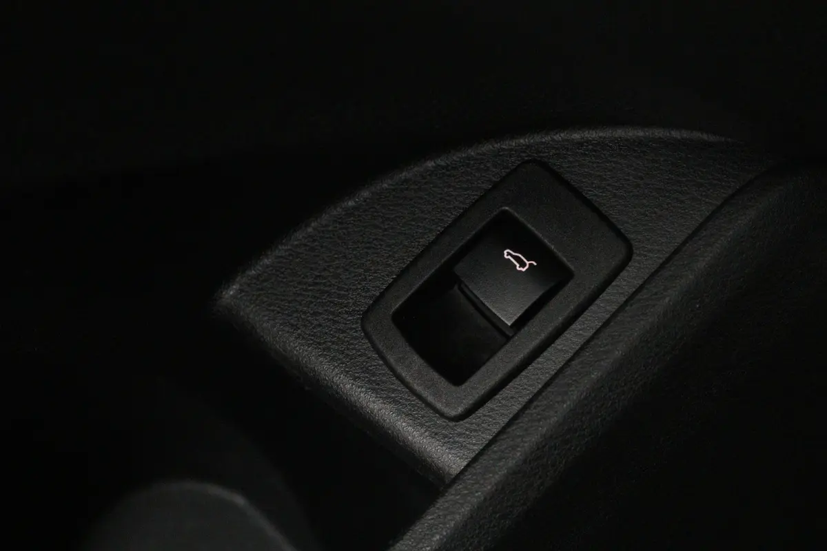 sDrive18i High Executive (SFEERVERLICHTING, NAVIGATIE, CRUISE CONTROL, DEALER ONDERHOUDEN)