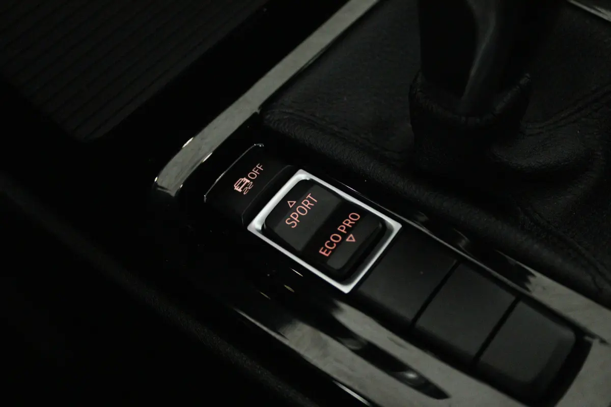 sDrive18i High Executive (SFEERVERLICHTING, NAVIGATIE, CRUISE CONTROL, DEALER ONDERHOUDEN)