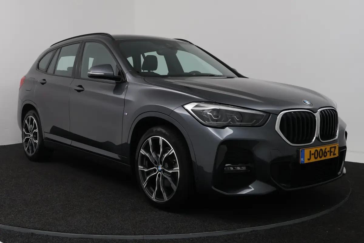 sDrive18i High Executive (SFEERVERLICHTING, NAVIGATIE, CRUISE CONTROL, DEALER ONDERHOUDEN)