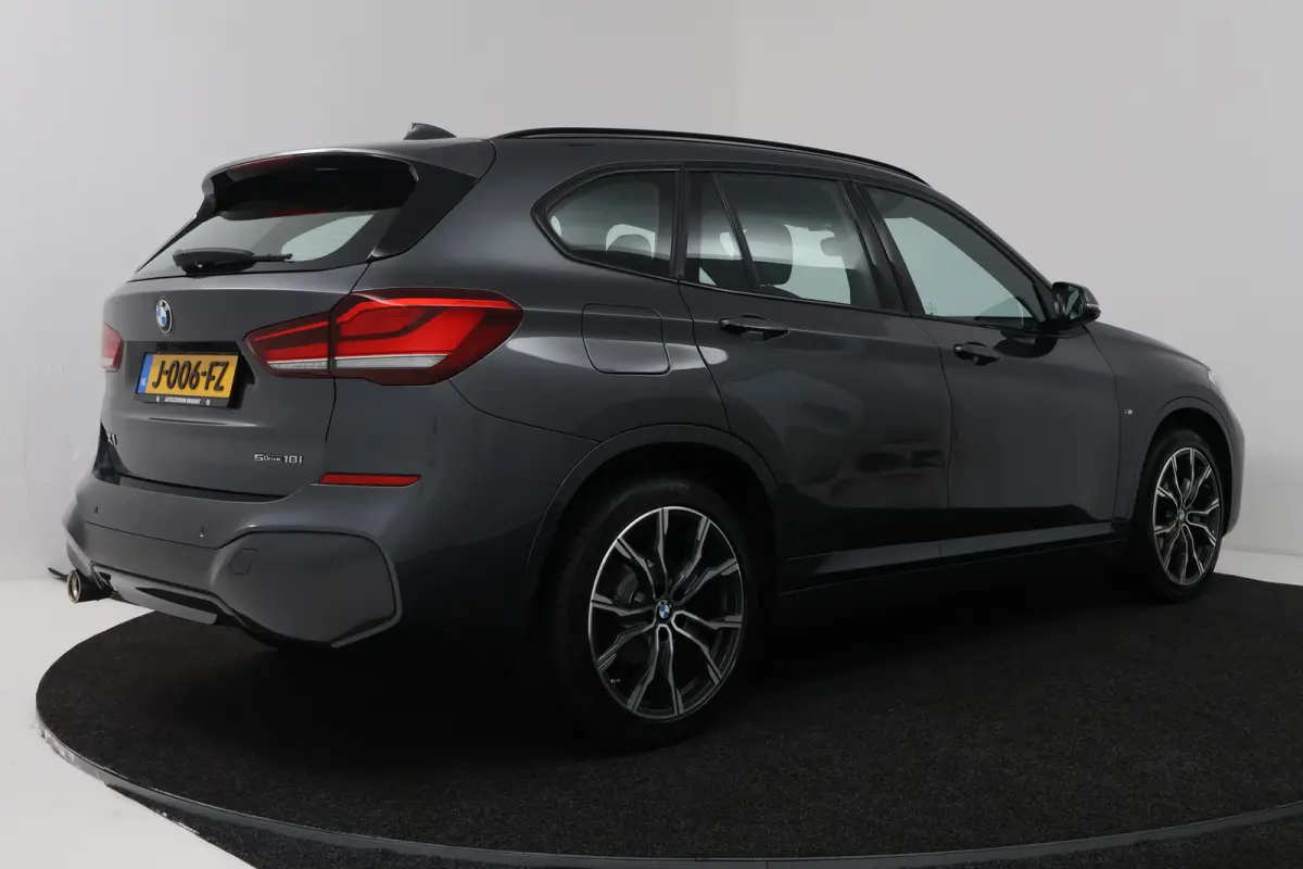 sDrive18i High Executive (SFEERVERLICHTING, NAVIGATIE, CRUISE CONTROL, DEALER ONDERHOUDEN)