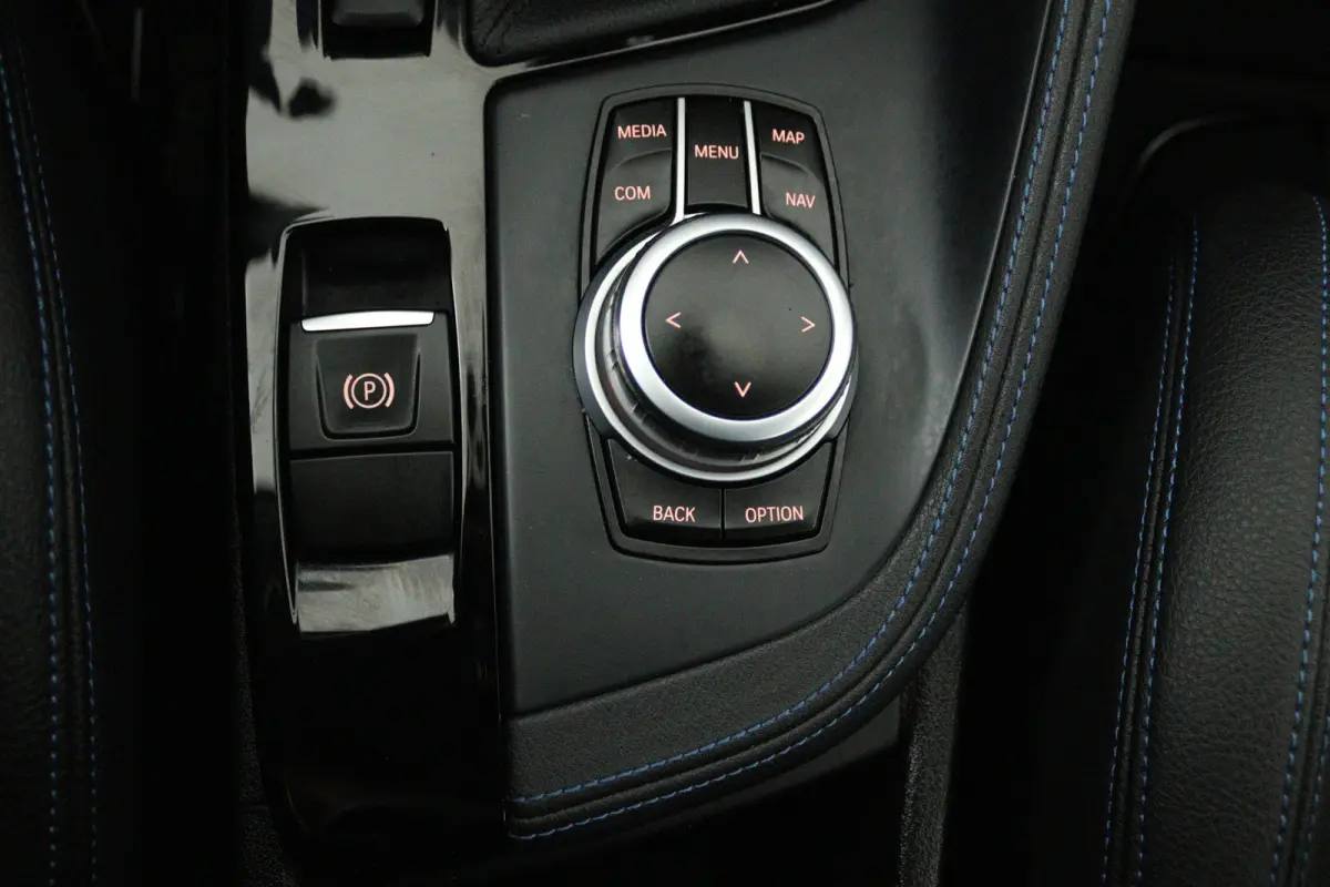 sDrive18i High Executive (SFEERVERLICHTING, NAVIGATIE, CRUISE CONTROL, DEALER ONDERHOUDEN)